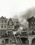 125252 Afbeelding van de uitslaande brand in het café De Morgenster (Oudegracht 323) te Utrecht.